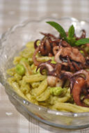 Casarecce con pesto di fave e tentacoli caramellati
