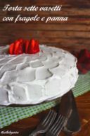 Torta sette vasetti con fragole e panna