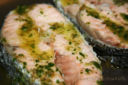 Tranci di salmone al vapore con salsa ai capperi