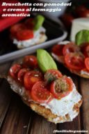 Bruschetta con pomodori e crema al formaggio aromatica