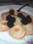 Ravioli di formaggio di capra insaporiti con miele e more