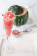 Sorbetto di anguria e champagne servito nell'anguria