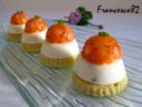 Piccoli savarin di panna acida con tartare di salmone marinato alle erbe