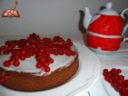 Torta al cioccolato fondente con ribes rossi