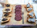 Tagliere umbro: bruschette al lardo e con salsa di tartufo e salame di cinghiale
