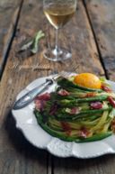 Paglia e fieno con asparagi, coppa di parma e tuorlo fresco