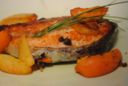 Salmone con pesche, albicocche e capperi