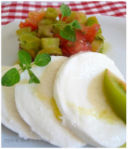 mozzarella di bufala con tartare di pomodori rossi e verdi e origano fresco