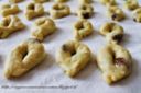 TARALLI PUGLIESI ALL' UVETTA E CIPOLLA