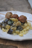 Spiedino di polpette, couscous al limone e melanzane alla menta