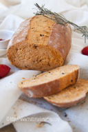 Pane senza impasto al pomodoro con rosmarino e semi di nigella per il world bread day