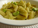 Pasta con salsa di bucce di fave e parmigiano (di riciclo)
