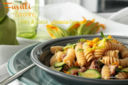 Fusilli integrali con sugo di zucchine, fiori di zucca e salsiccia croccante