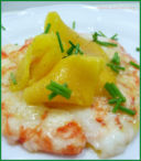 CARPACCIO DI GAMBERI CON MANGO ED ERBA CIPOLLINA