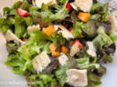Insalata croccante con melone, fragole e scaglie di grana