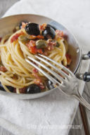 Spaghetti sfiziosetti con  aglio, pancetta, olive e capperi