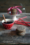 Biscotti di grano saraceno con cannella e confettura di ribes