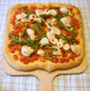 Pizza con gamberi, salmone, asparagi e pomodorini