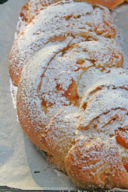 Treccia di pan brioche alla marmellata / Brioche braid with apricot jam