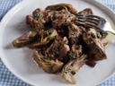 Secondo per il pranzo di Pasqua: agnello con carciofi e acciughe.