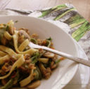 Fettuccine "paglia e fieno" con ragù di funghi e salsiccia al brandy