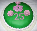 Torta con fiori lilla