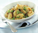 Gnocchi con fave e crumble di pane