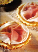 Tartellette con prosciutto e indivia belga.