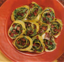 Rotolo di pasta con ripieno di spinaci e prosciutto.