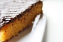 Torta alle carote, cocco e mandorle, glassata al cioccolato