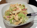 Insalata di pollo con wurstel e salsa al curry