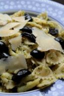 Farfalle con broccoli, olive e formaggio