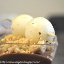Mousse al cioccolato Manjari, streusel alla nocciola e spiedini di pera al pepe sarawak