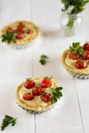 Tartellette salate con  ricotta e pomodorini