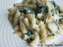 Fusilli con spinaci, ricotta e pinoli