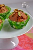 Muffins profumati alla rosa con topping al miele e pistacchi