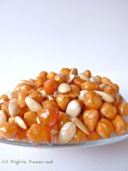 Pignolata con le mandorle alla siciliana