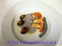 Gamberoni su crema di patate viola con scalogni glassati all'aceto balsamico e semi di basilico