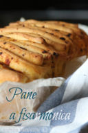Pane a fisarmonica al pesto di pomodorini e capperi