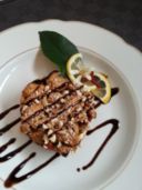 Pollo balsamico con bacche di goji e mandorle.