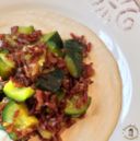 Riso rosso integrale con zucchine e curry su crema di cannellini. Bontà e salute insieme...