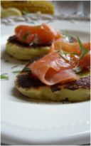 PANCAKES CON SALMONE, PANNOCCHIE E TZATZIKI