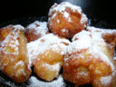 Bignè fritti con mele e uvetta