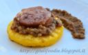 Cotechino con Lenticchie su Crostini di Polenta Grigliata