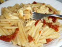 Pasta con pomodori secchi e scamorzine affumicate