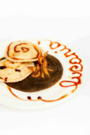 Ravioli di rombo e melanzane su crema di ceci e ficotto