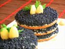 Antipasto con formaggio philadelphia e caviale nero e mandorle