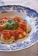 Ravioli di ricotta e zafferano con salsa al pomodoro e basilico