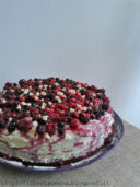 Pan di spagna ricoperto di crema ricotta-mascarpone e frutti di bosco