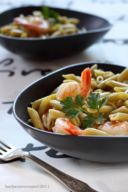 Pasta (verde) spadellata con gamberi e pinoli